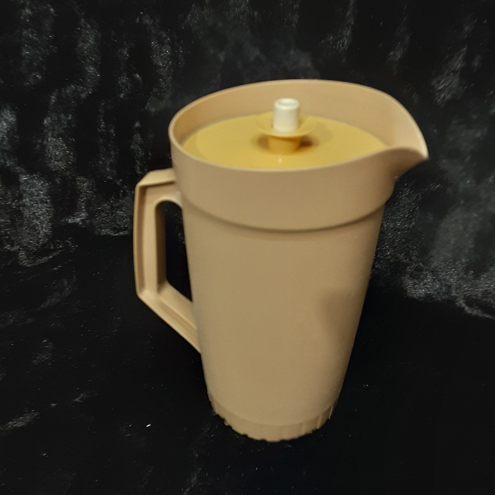 vintage Tupperware 2-quart pitcher - Picture 3 of 5
